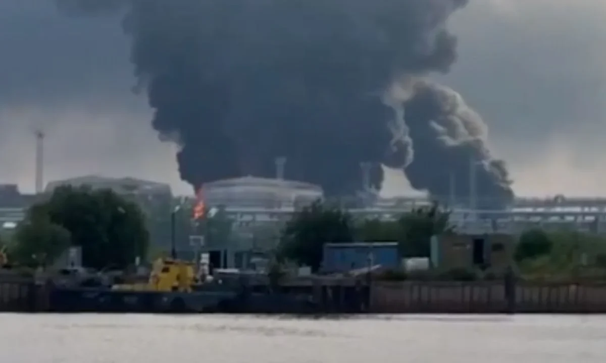 Decenas de drones ucranianos atacaron San Petersburgo, en Rusia; las autoridades reportaron el impacto en una terminal petrolera