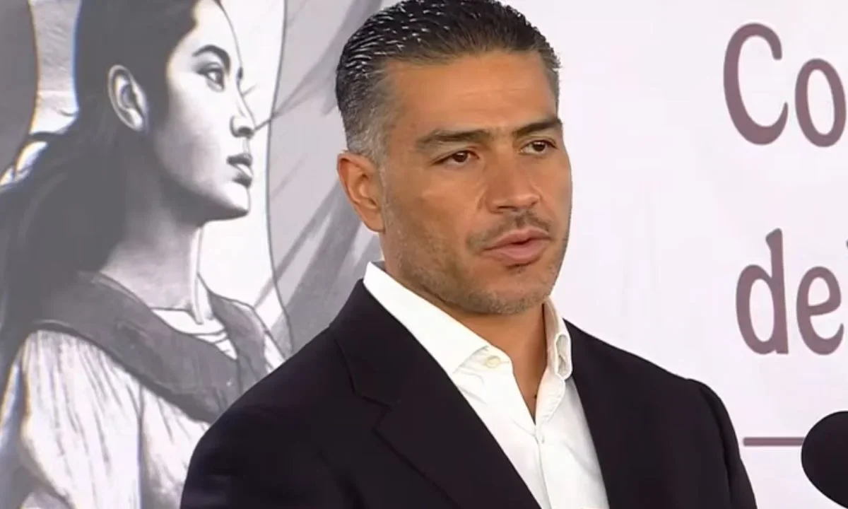 Omar García Harfuch informó que, como parte del Operativo Enjambre en Morelos, la UIF bloqueó cuentas de 22 personas y 10 empresas presuntamente vinculadas con una red de protección a la delincuencia organizada.