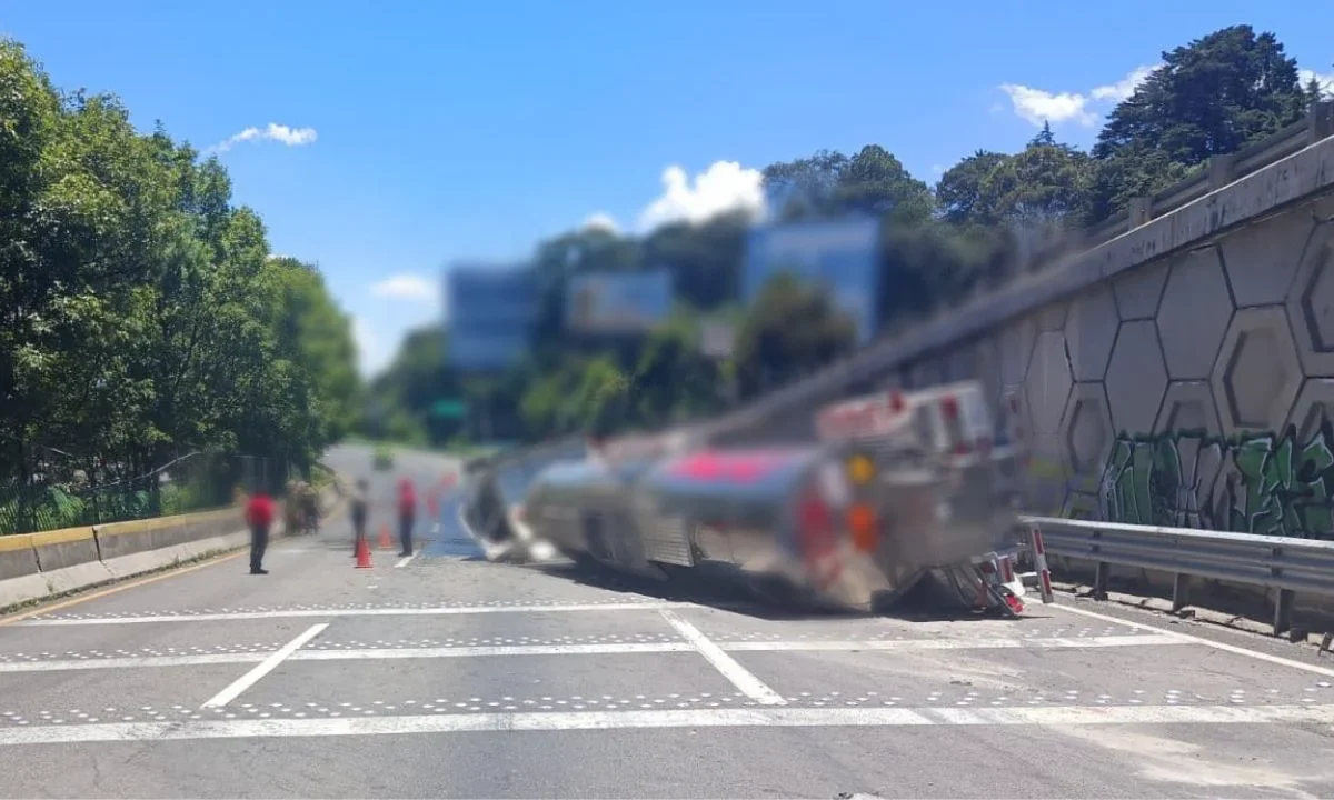 Una pipa volcó al momento que el operador intentó retornar en el Puente del Caminero, sobre la carretera México-Toluca.