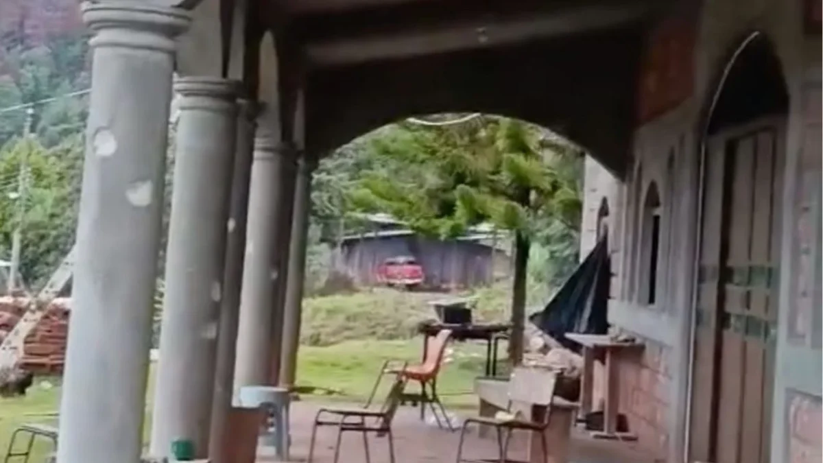 Balacera en Ajuchitlán dura más de 8 horas, deja 2 lesionados y casas impactadas