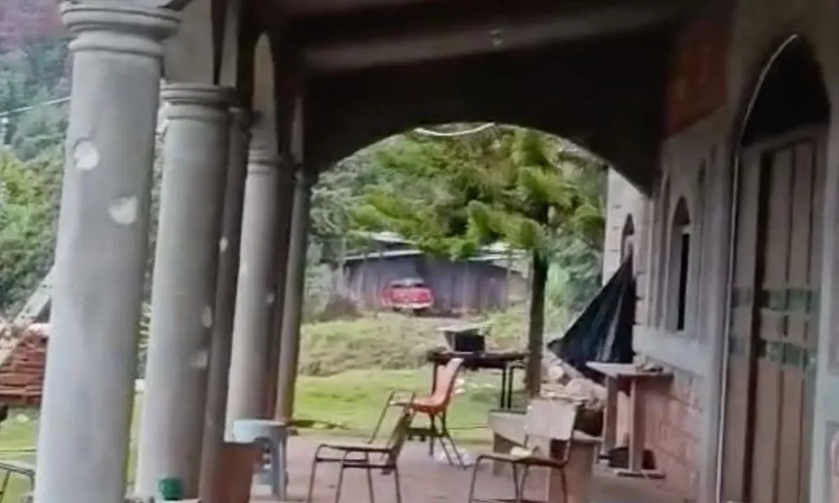 Balacera en Ajuchitlán dura más de 8 horas, deja 2 lesionados y casas impactadas