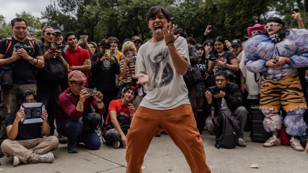 Jóvenes toman el Parque México para enseñar su ‘farmeo de aura’