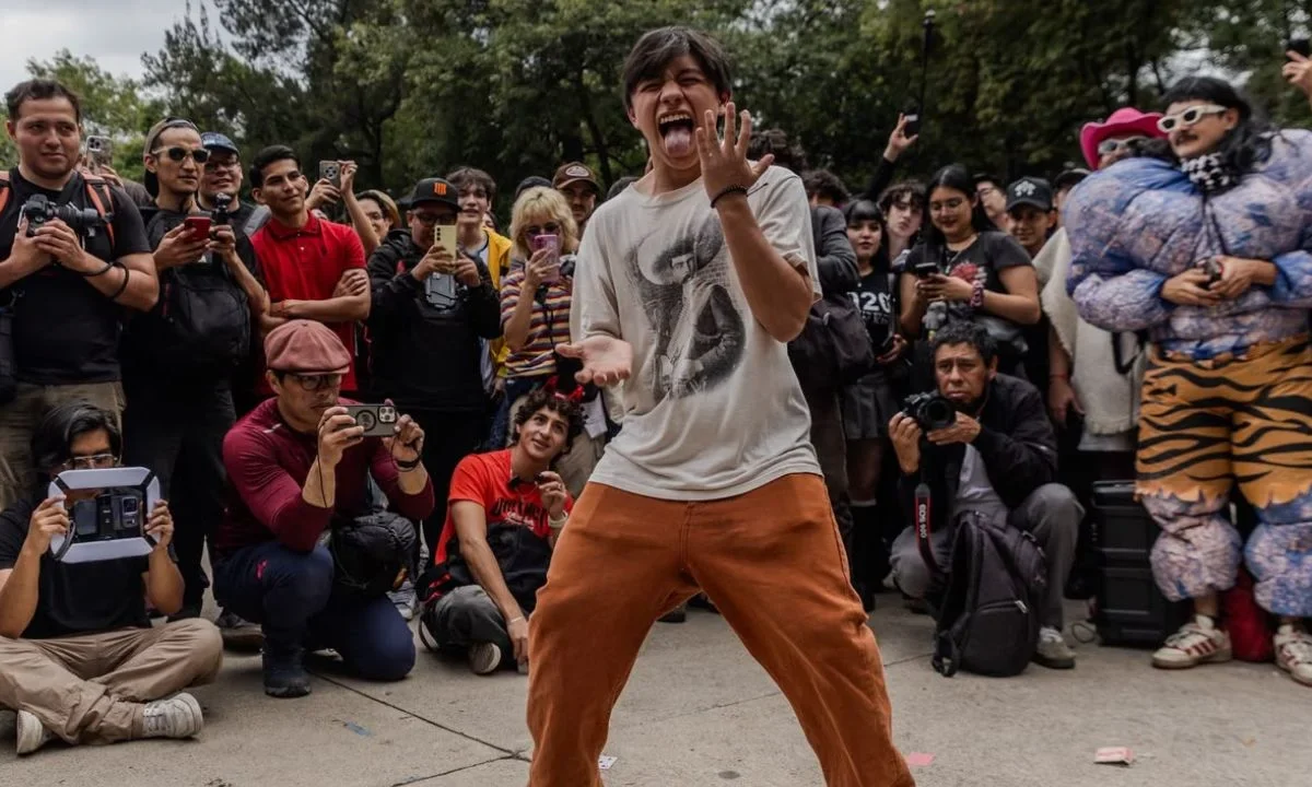 Jóvenes toman el Parque México para enseñar su ‘farmeo de aura’