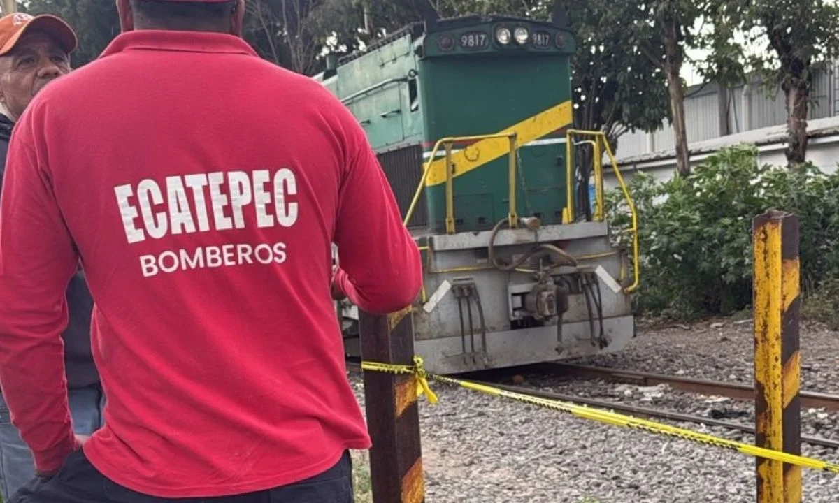 Locomotora se lleva cableado y postes en Santa María Tulpetlac