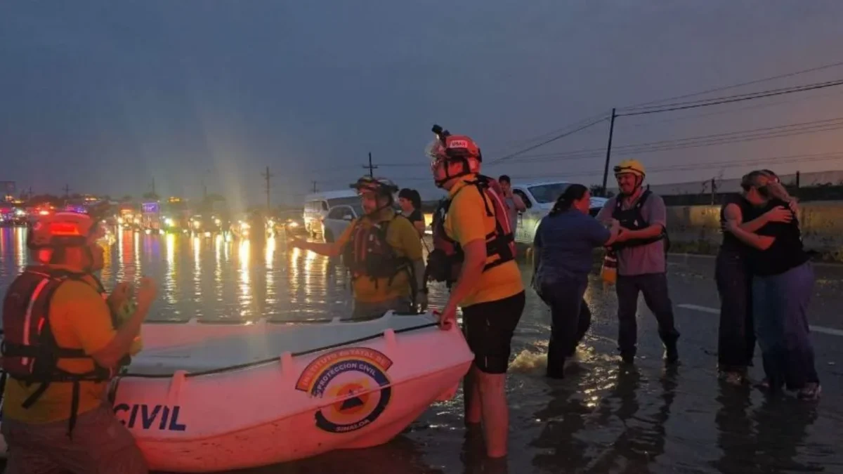 Rescatan en lancha a 15 personas por en Culiacán