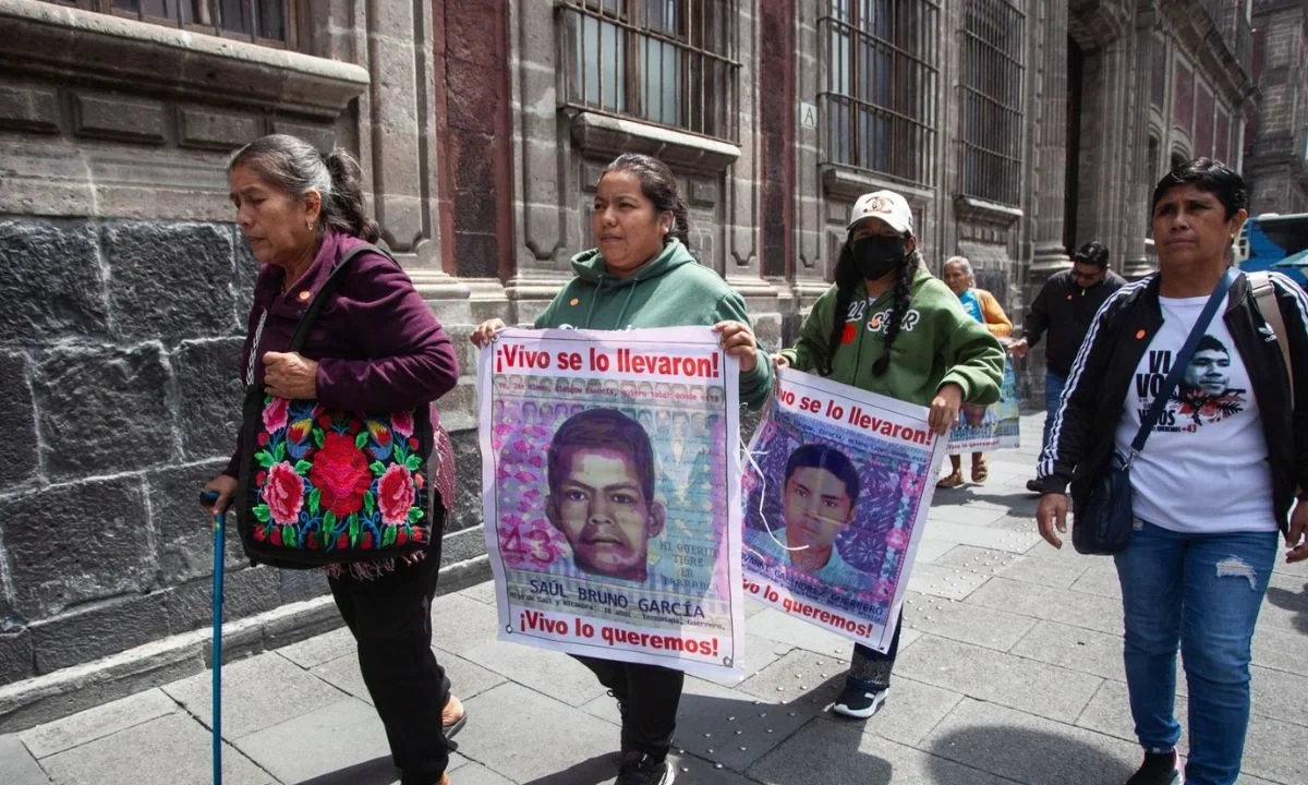 Sheinbaum sostiene reunión con padres de los 43 normalistas de Ayotzinapa