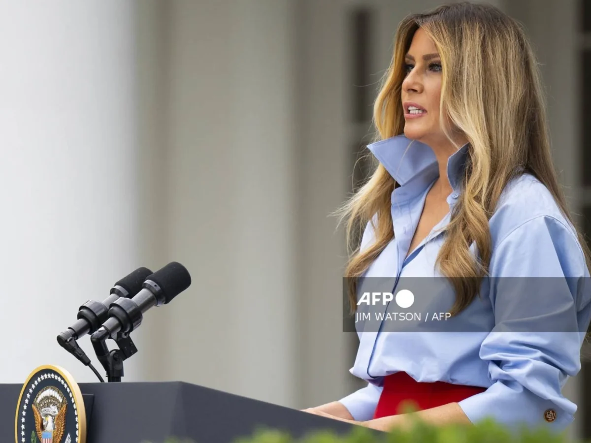 'Supe que me extrañaron': Melania Trump hace su primera aparición pública en un mes