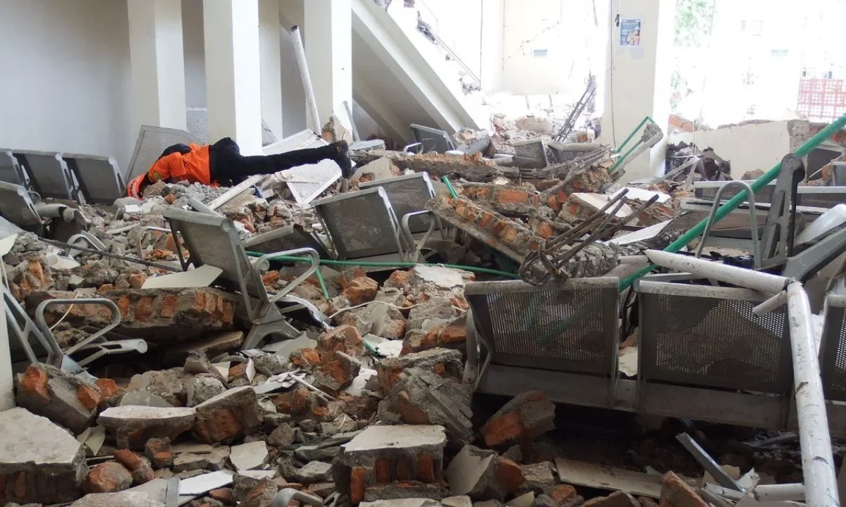 Fuerte terremoto sacude Indonesia: un sismo de magnitud 7.7 dejó al menos 40 muertos en el este del país y provocó la evacuación de miles de habitantes tras una breve alerta de tsunami.