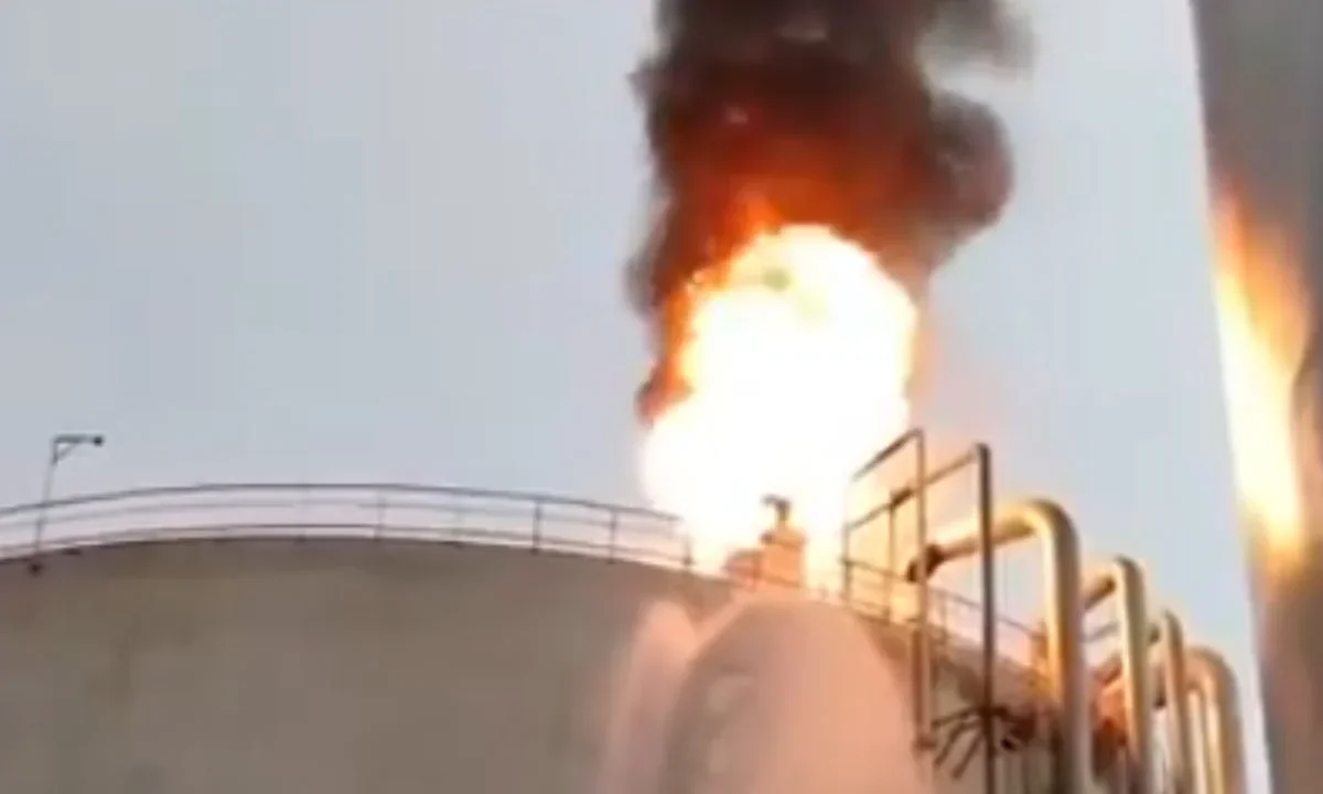 Tormenta eléctrica provoca incendio en tanque de Terminal Pajaritos: Pemex