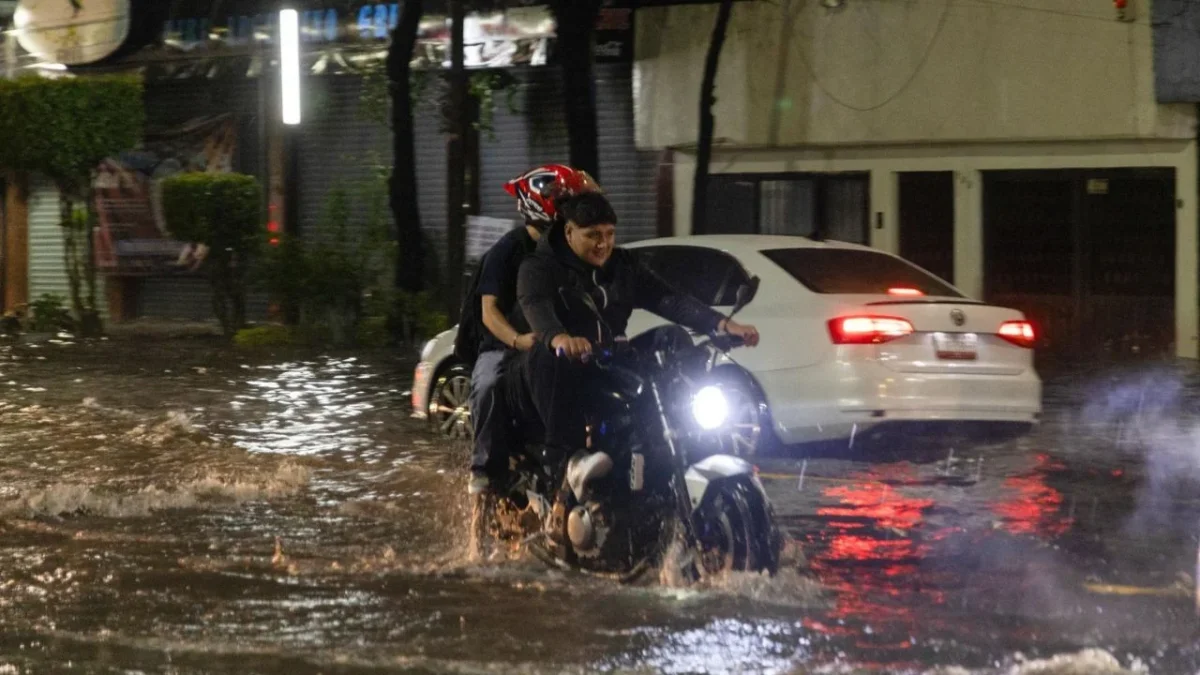 Tras varias horas de fuertes lluvias en diferentes zonas de la Ciudad de México, la SGIRPC activó la Alerta Roja para dos alcaldías.