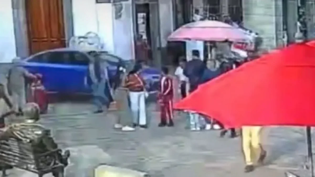 Un adulto mayor al parecer sufrió una descompensación diabética y atropelló a 15 personas en una feria en Zacatlán.