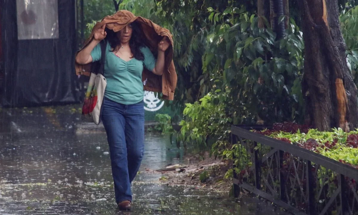 La lluvia en CDMX activó la Alerta Amarilla para todas las alcaldías, mientras en seis de ellas ya se observan afectaciones.
