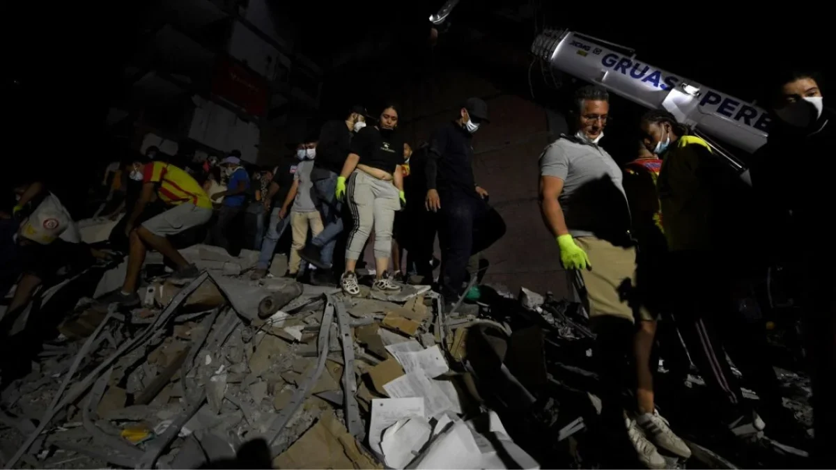 A medida que pasan las horas tras el terremoto de 7.4 en Colombia, las autoridades han reportado que van, de momento, 132 muertos.