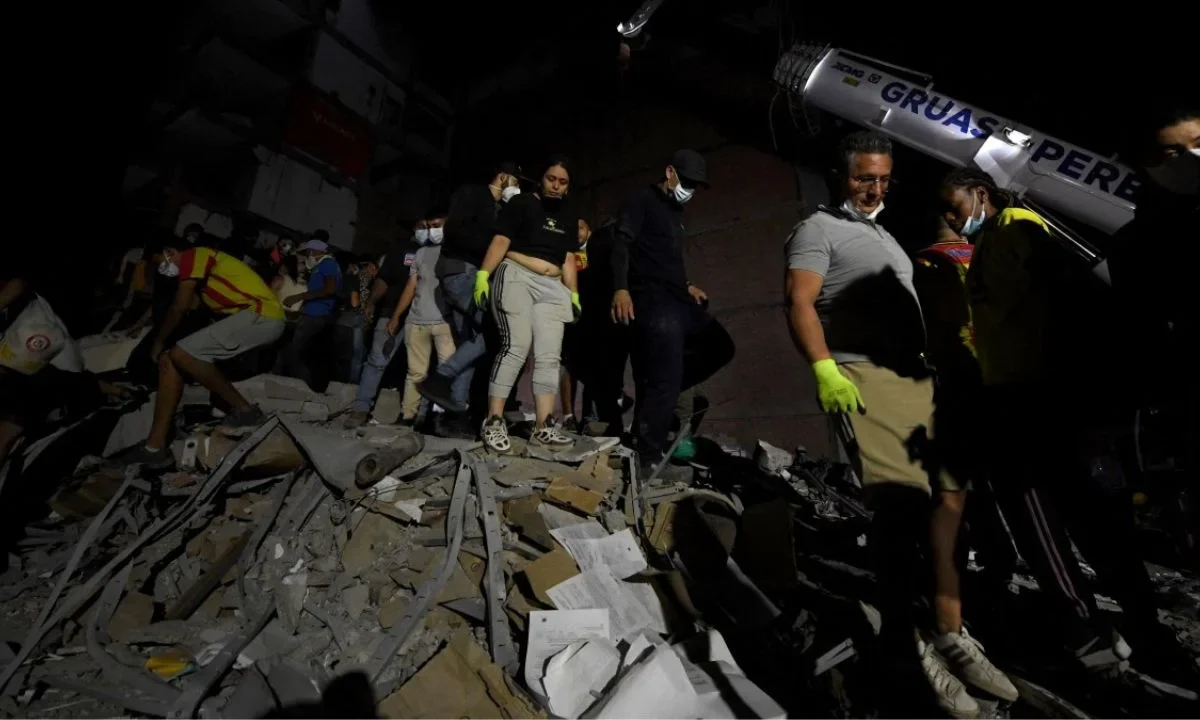 A medida que pasan las horas tras el terremoto de 7.4 en Colombia, las autoridades han reportado que van, de momento, 132 muertos.