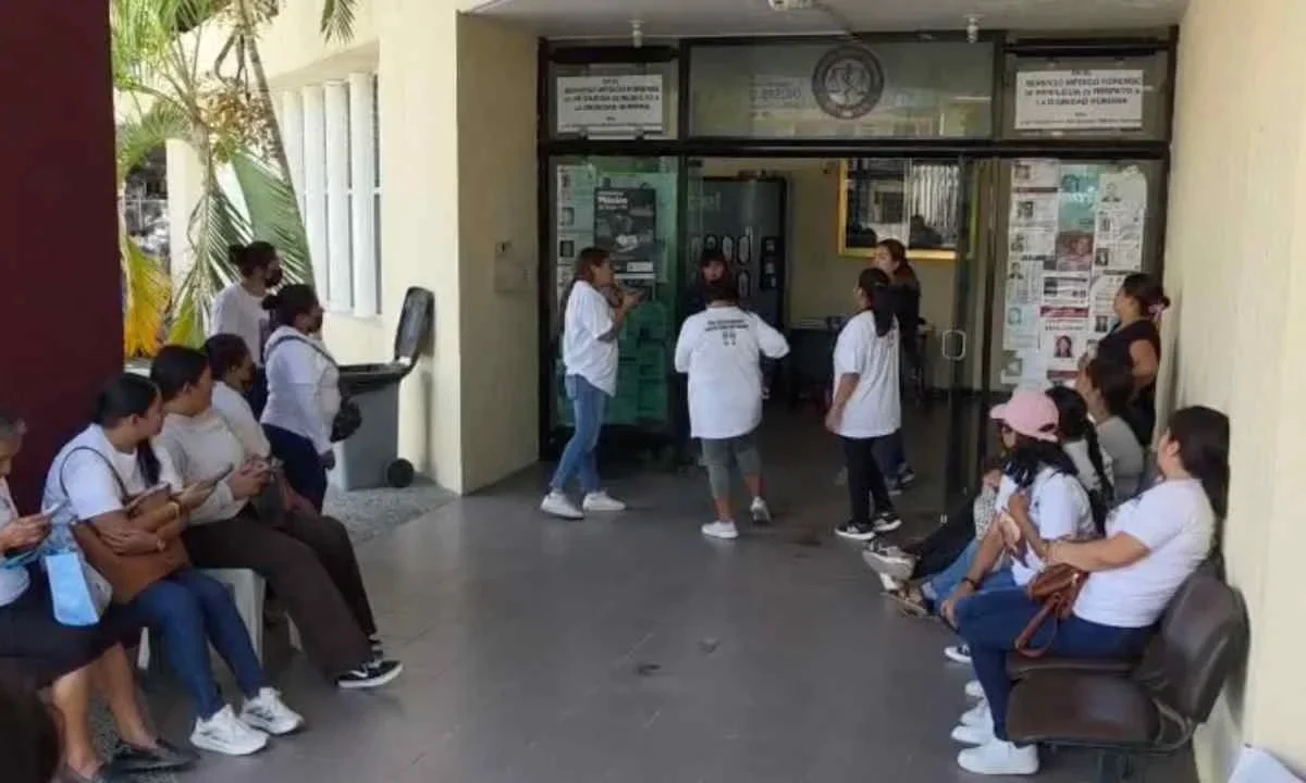LUCHA. 30 familias de desaparecidos acudieron a la morgue en busca de indicios para identificar los cuerpos que tienen almacenados.