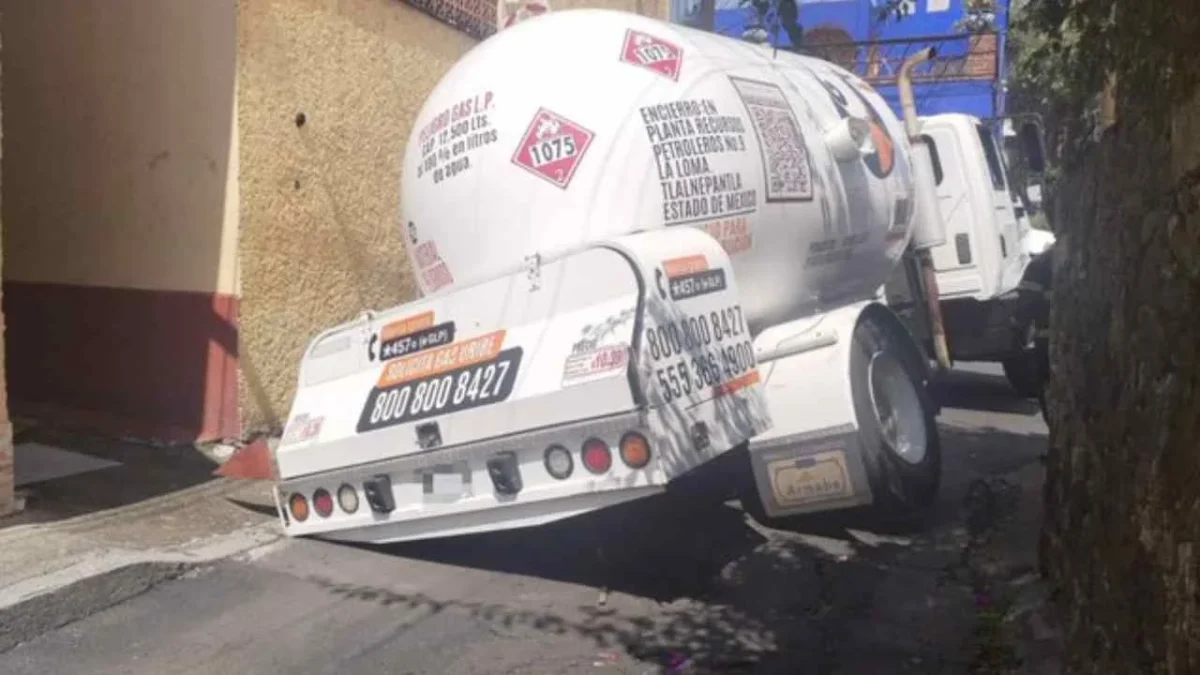 Una pipa que transportaba gas LP cayó en un socavón que se formó en calles de la alcaldía Coyoacán.