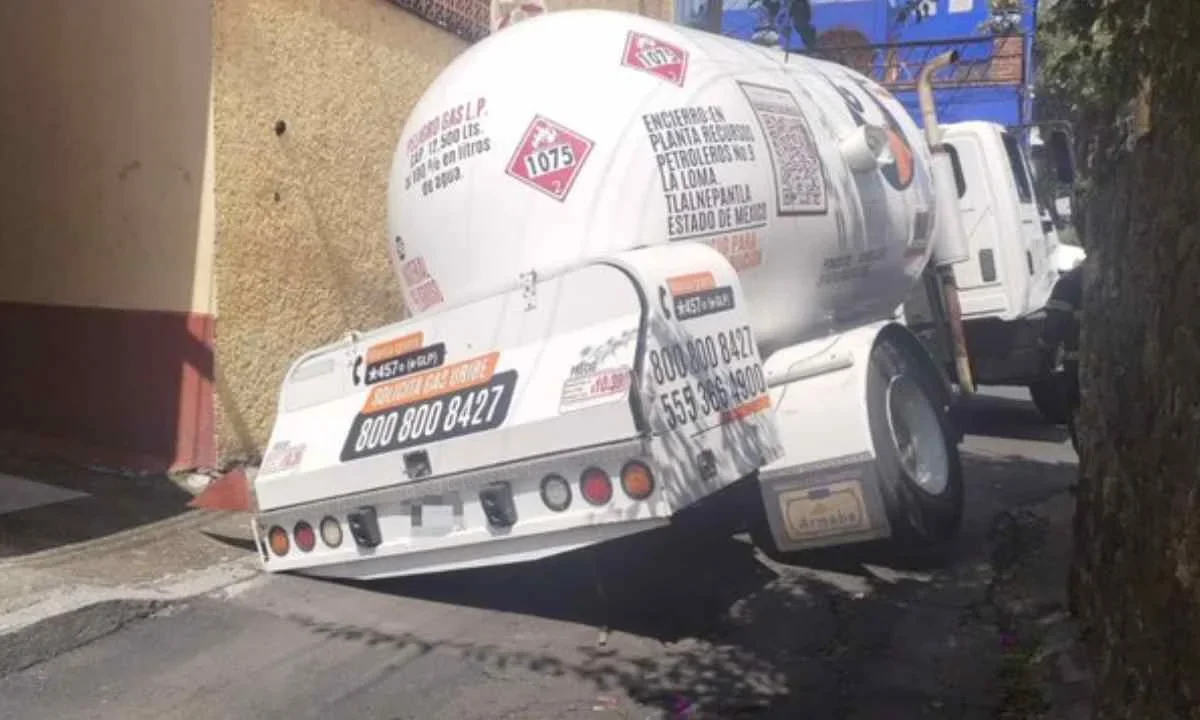Una pipa que transportaba gas LP cayó en un socavón que se formó en calles de la alcaldía Coyoacán.