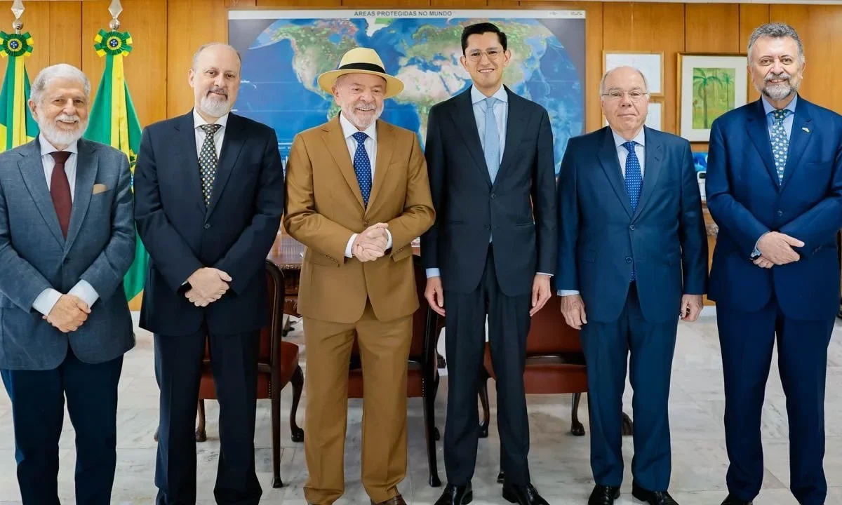 El canciller Roberto Velasco sostuvo encuentros para delinear una nueva etapa de cooperación entre Pemex y Petrobras.