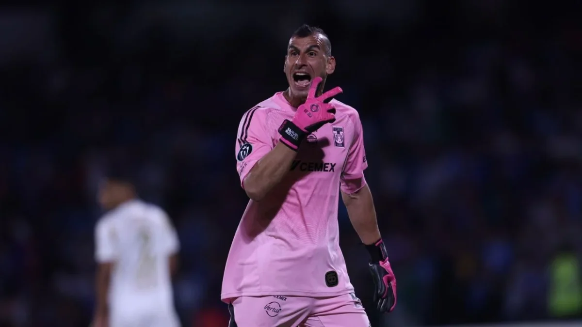 Nahuel Guzmán, portero de Tigres, salió expulsado en el partido contra Vancouver Whitecaps de Leagues Cup, por empujar al árbitro. 