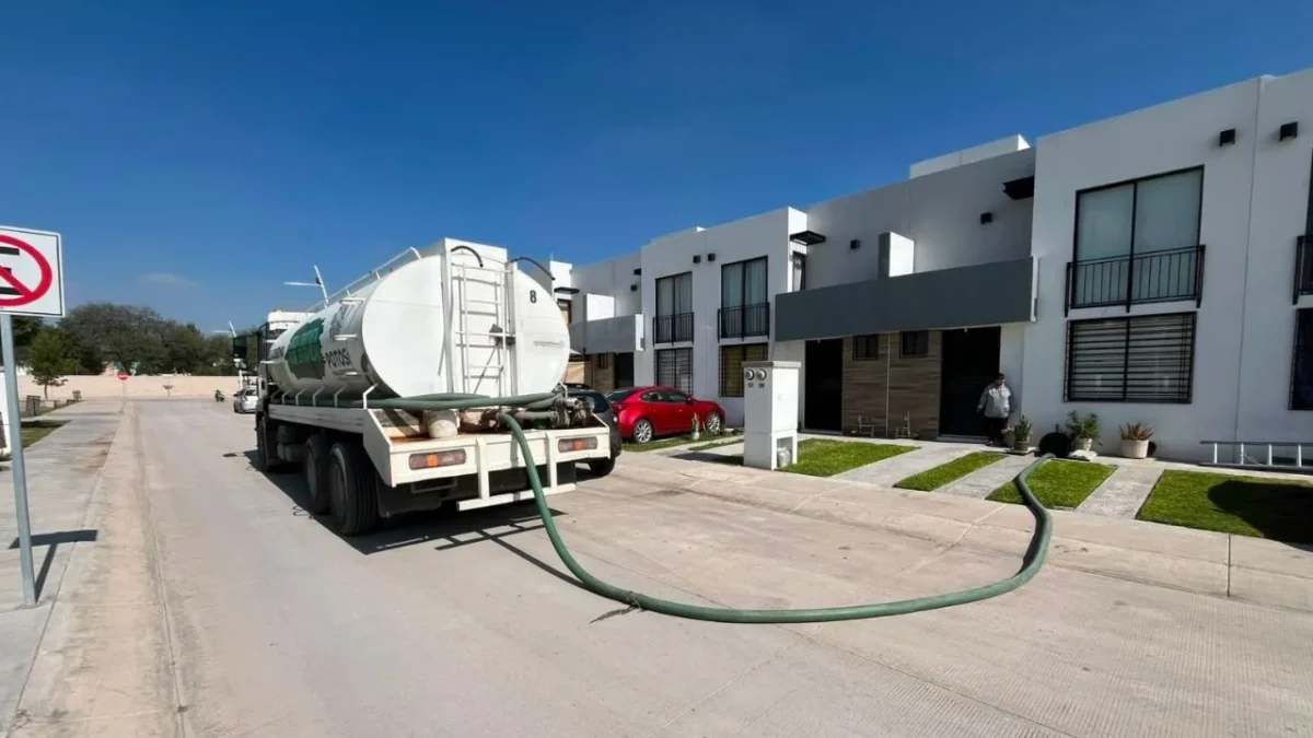 La CEA mantiene 40 camiones cisterna para atender a familias afectadas por interrupciones y fallas en el suministro de Interapas, en SLP.