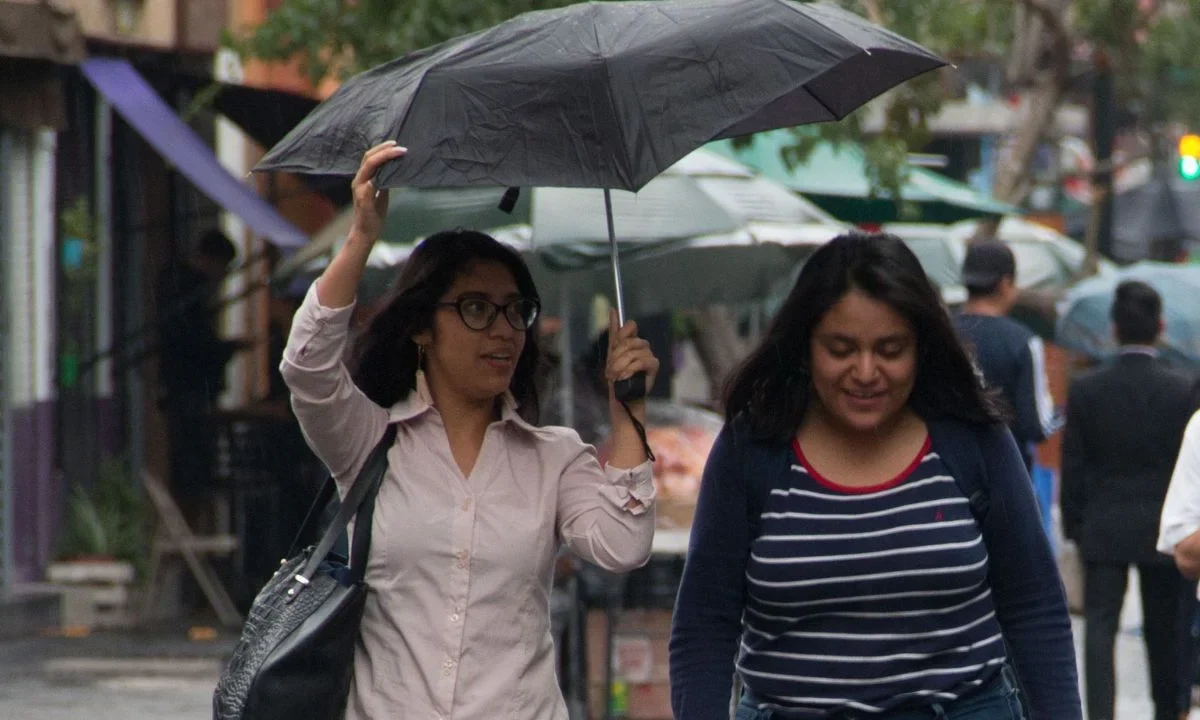 Clima hoy: el monzón mexicano y diversos sistemas atmosféricos provocarán lluvias muy fuertes en el noroeste y occidente de México, mientras persiste el calor extremo en varias entidades