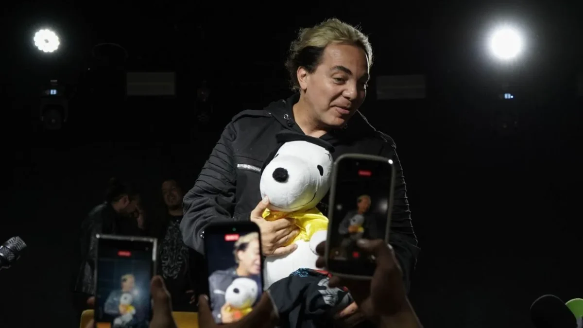 El cantante Cristian Castro se graduó de la preparatoria y al evento acudió su mamá, Verónica Castro pero se le vio con oxígeno.