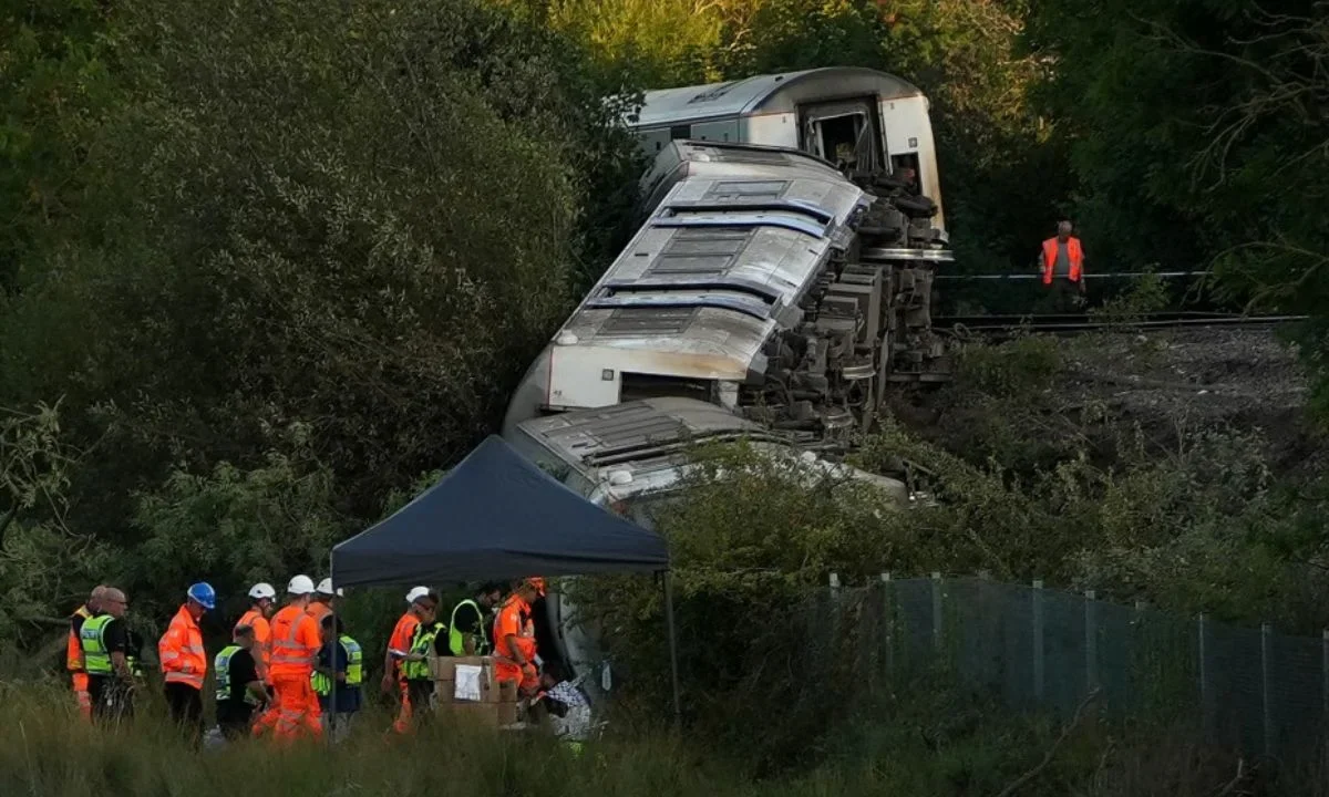 Dos personas resultaron gravemente heridas y 18 sufrieron lesiones leves al descarrilarse un tren procedente de Londres en Inglaterra.