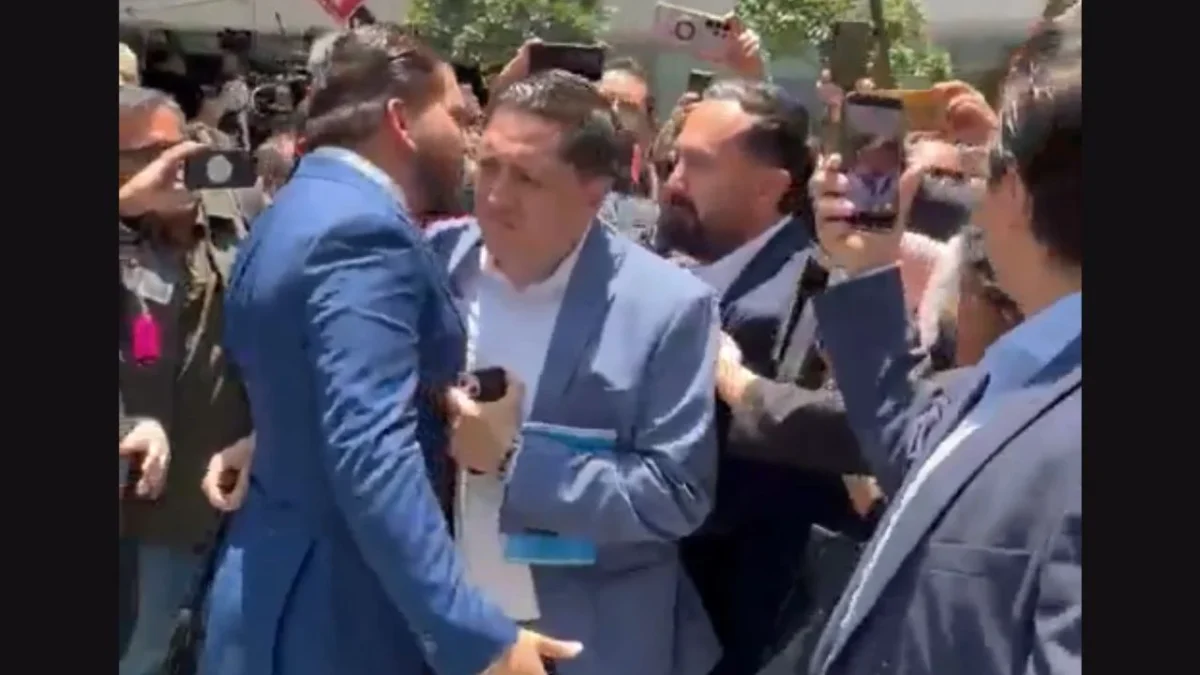El legislador del PRI, Carlos Mancilla, acusó a Arturo Ávila de ser 'vocero del narco' y vender armas, provocando un enfrentamiento.