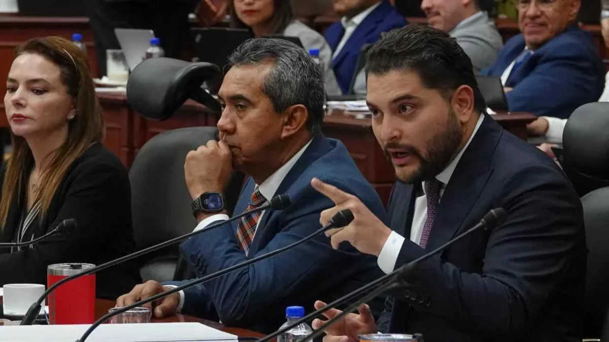 El Diputado Carlos Gutiérrez Mancilla confronta a consejeros del INE; lo amagan con sacarlo con la fuerza pública