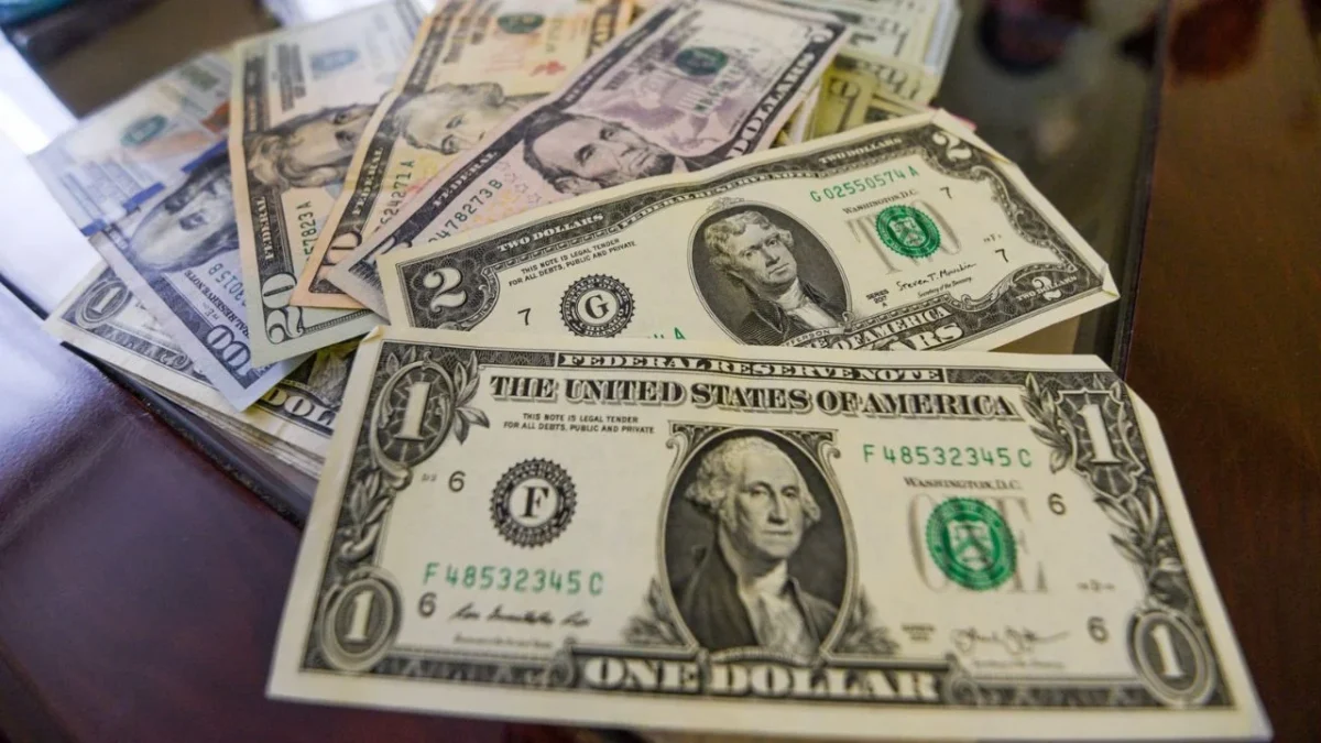El dólar estadounidense se mantiene alrededor de los 17 pesos este domingo 16 de agosto, mientras el peso mexicano conserva su fortaleza.