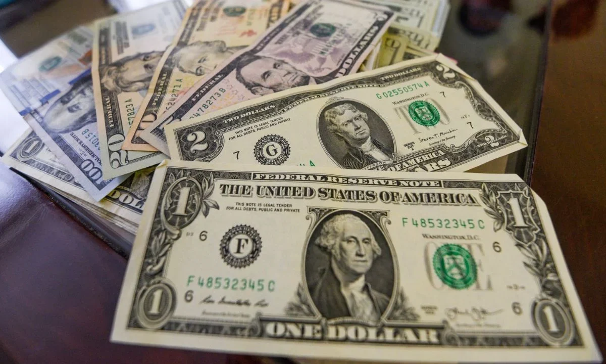 El dólar estadounidense se mantiene alrededor de los 17 pesos este domingo 16 de agosto, mientras el peso mexicano conserva su fortaleza.