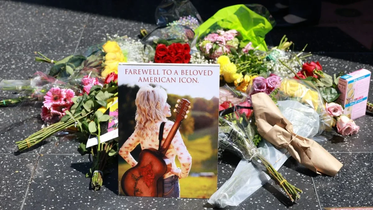 La estrella de la música country, Dolly Parton, recordada por éxitos como Jolene, murió a los 80 años, informó su familia en redes sociales.
