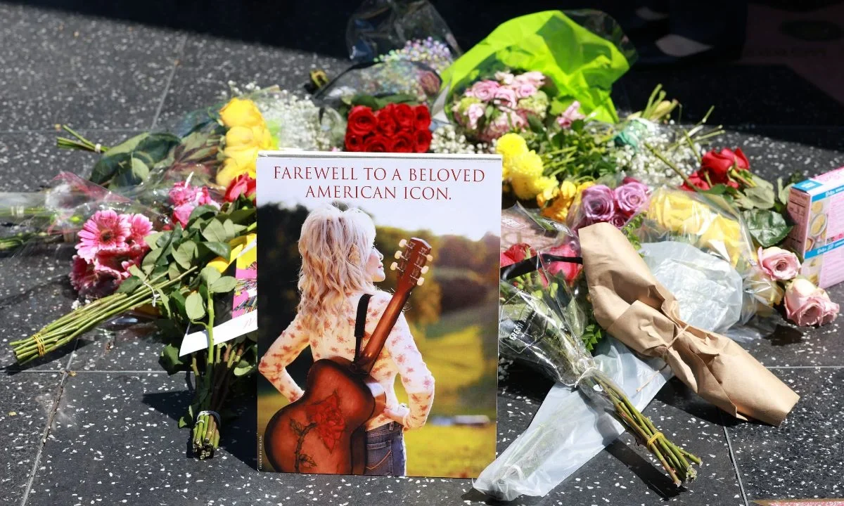 La estrella de la música country, Dolly Parton, recordada por éxitos como Jolene, murió a los 80 años, informó su familia en redes sociales.