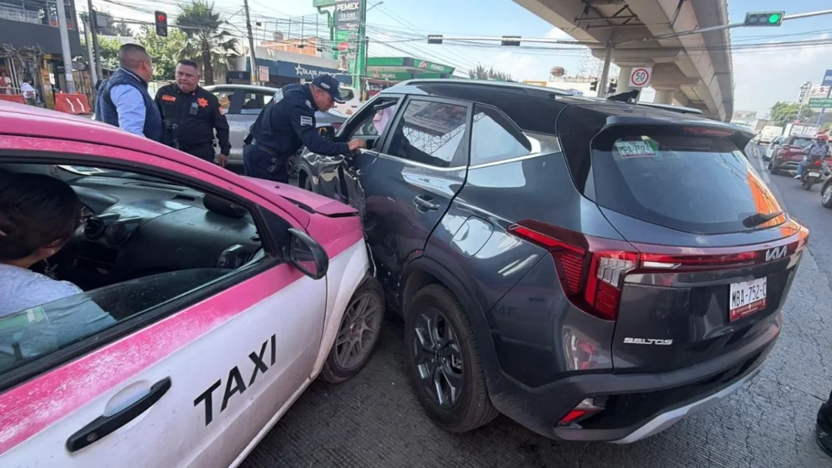 Elementos de Tránsito de Ecatepec infraccionaron a choferes de transporte público por invadir carril confinado del Mexibús.