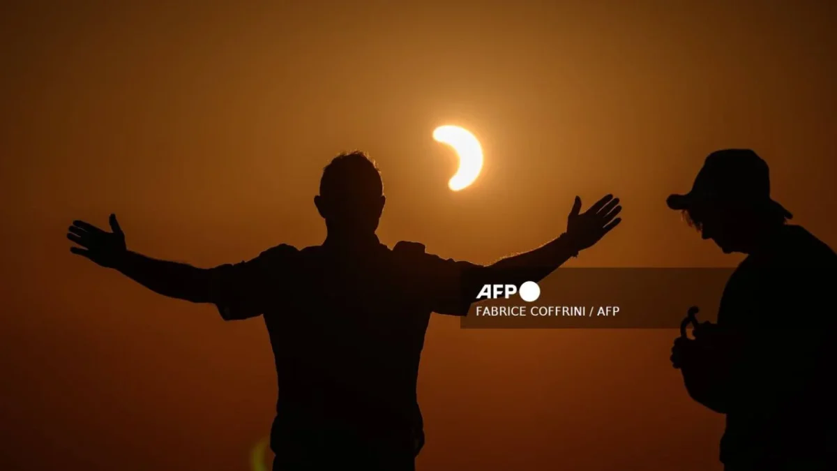 Una parte de España se sumió en la oscuridad durante un eclipse total de sol, ante la mirada embelesada de una multitud de personas.