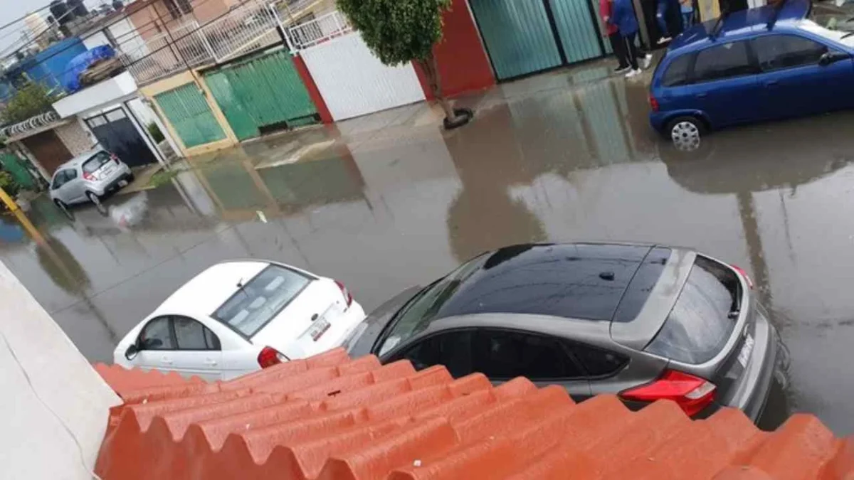 Colapsan vialidades en Ecatepec, Coacalco y Tecámac por intensas lluvias en el Edomex.