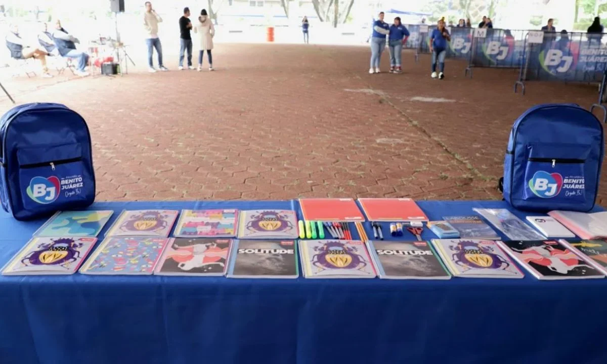 Con la entrega de mil 431 paquetes escolares, autoridades de la alcaldía Benito Juárez planearon aminorar la carga económica de las familias.