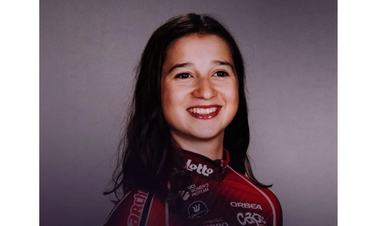 Romina Hinojosa hizo historia al convertirse en la primera mexicana en competir en la era moderna del Tour de Francia Femeni