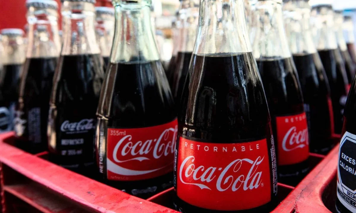 Entérate aquí cuándo será el alza de precios en productos de Coca-Cola y cuánto costarán ahora en sus distintas presentaciones.