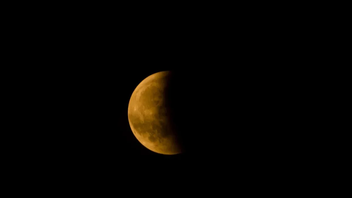 Conoce qué cosas es mejor no hacer mientras se desarrolla el eclipse lunar de este 27 de agosto que será visible en todo México.