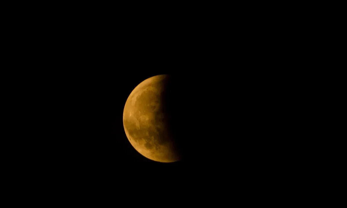 Conoce qué cosas es mejor no hacer mientras se desarrolla el eclipse lunar de este 27 de agosto que será visible en todo México.