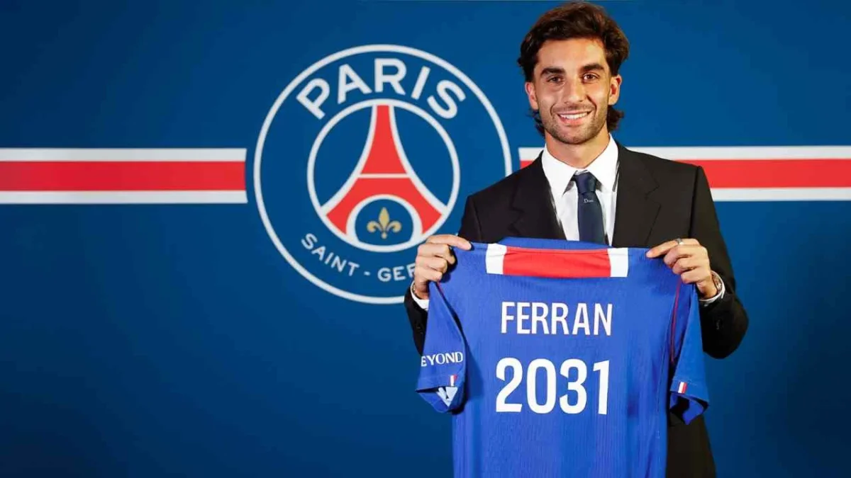 El delantero español Ferran Torres se convirtió en nuevo jugador del PSG.