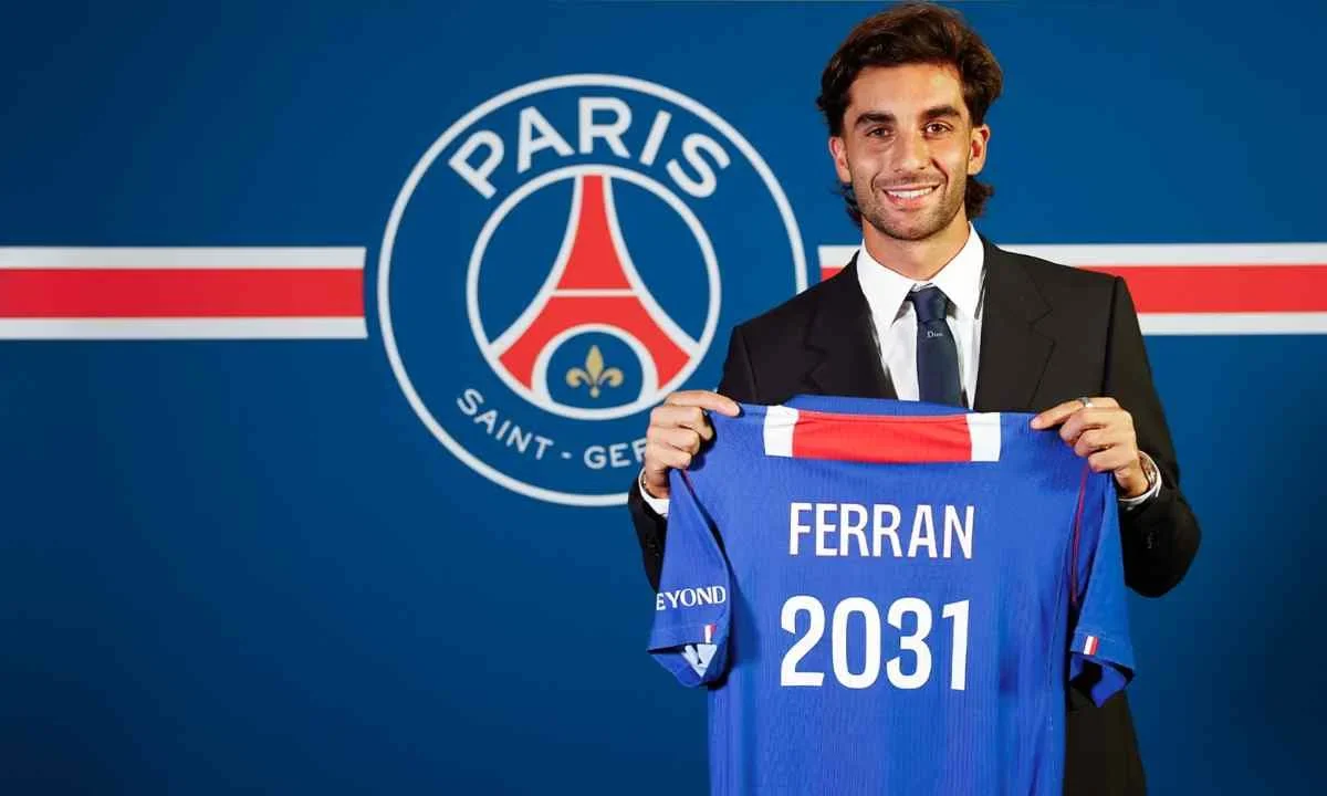 El delantero español Ferran Torres se convirtió en nuevo jugador del PSG.