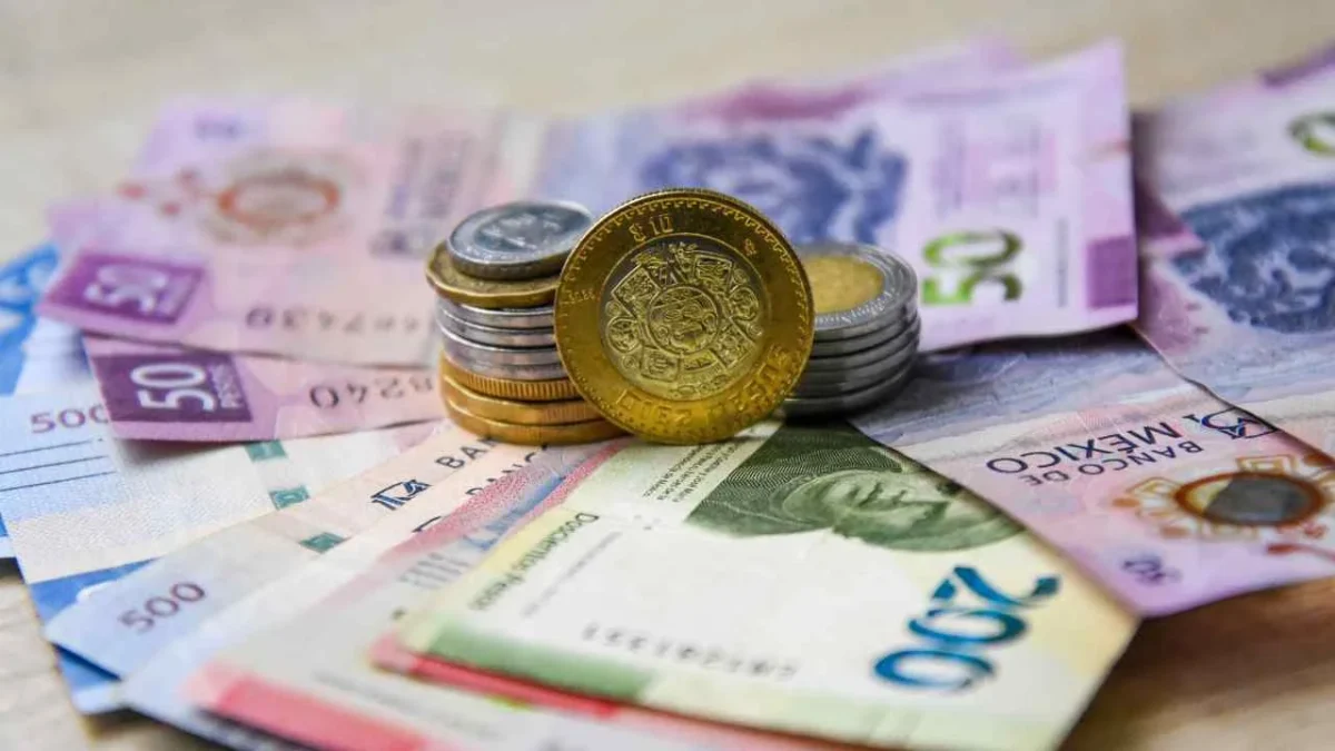 Fitch advierte que un aumento de la deuda y un bajo crecimiento económico en México podrían elevar las presiones sobre las finanzas públicas.