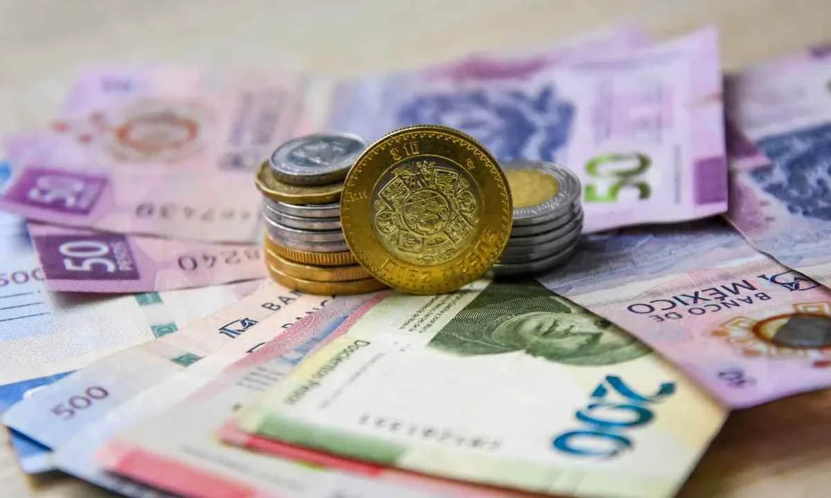 Fitch advierte que un aumento de la deuda y un bajo crecimiento económico en México podrían elevar las presiones sobre las finanzas públicas.