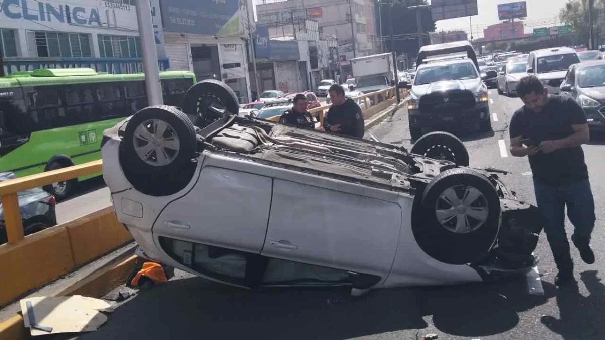 Durante la mañana de este viernes se registró un fuerte accidente que terminó con la volcadura de una unidad en Circuito Interior.