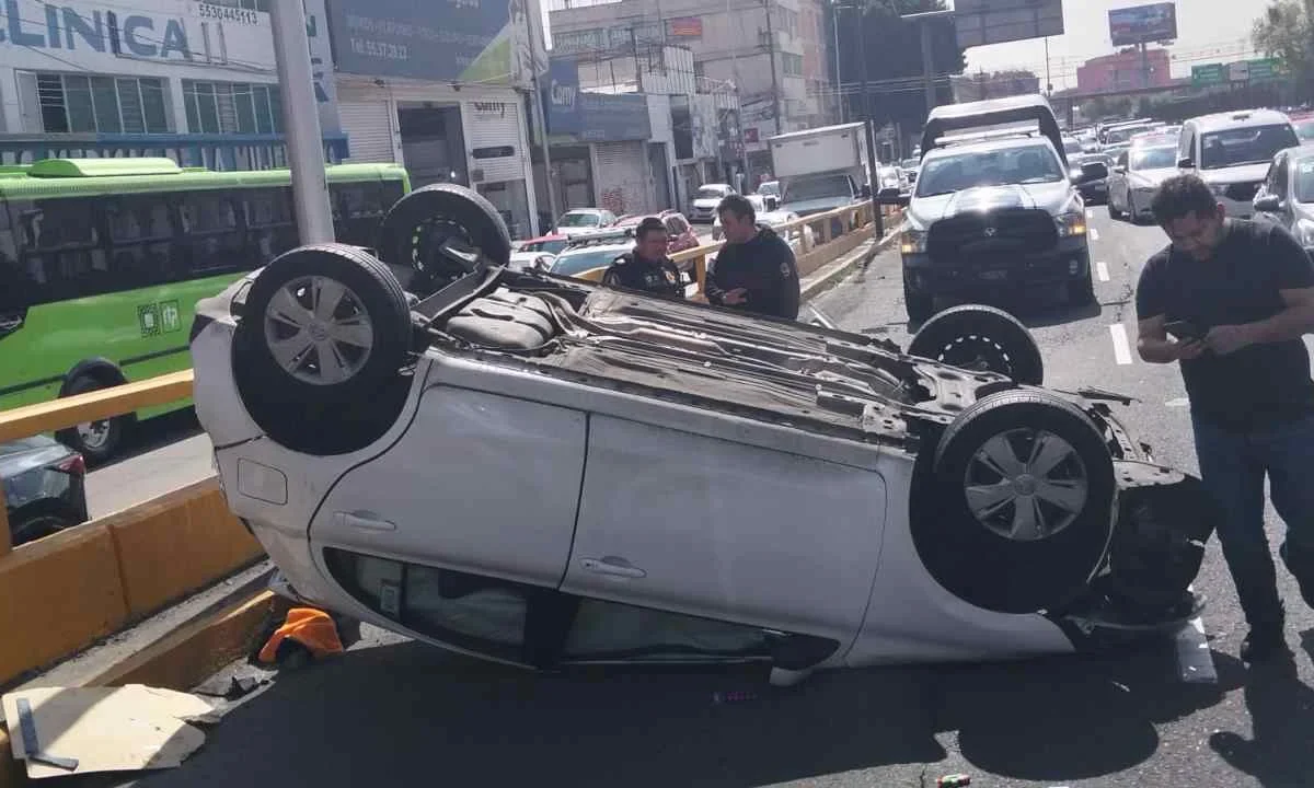 Durante la mañana de este viernes se registró un fuerte accidente que terminó con la volcadura de una unidad en Circuito Interior.