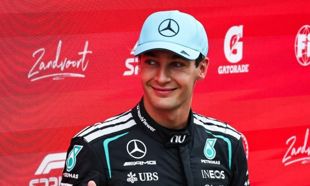 El piloto británico de Mercedes, George Russell, celebra con su trofeo tras ganar la carrera sprint previa al Gran Premio de los Países Bajos de Fórmula 1