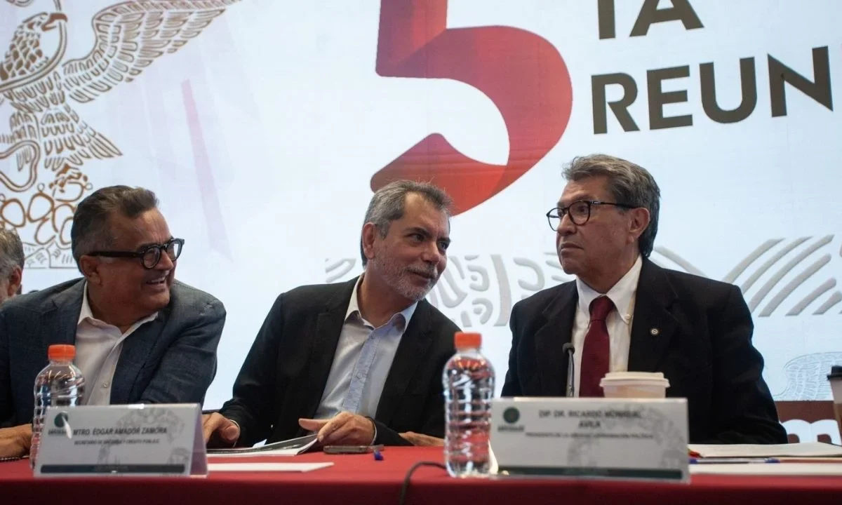 El secretario de Hacienda, Édgar Amador, adelantó a diputados de Morena que el paquete económico 2027 se busca balancear la base tributaria.