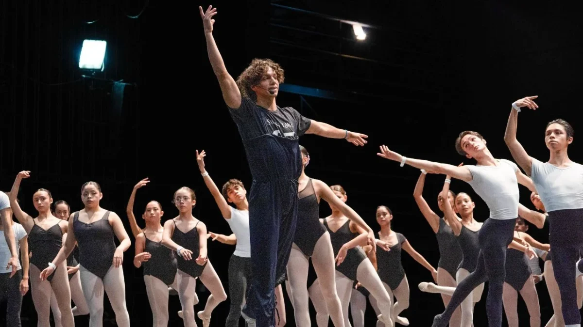 Isaac Hernández ofreció una Master Class a un centenar de niños y jóvenes amantes de la danza en el Teatro Raúl Flores Canelo en CDMX.